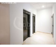 Apartamento de dos dormitorios con solárium y piscina comunitaria en alquiler en