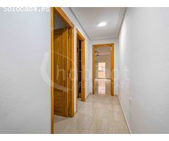Apartamento de dos dormitorios con solárium y piscina comunitaria en alquiler en