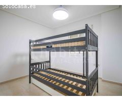 Apartamento de dos dormitorios con solárium y piscina comunitaria en alquiler en