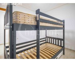 Apartamento de dos dormitorios con solárium y piscina comunitaria en alquiler en