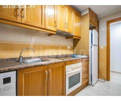 Apartamento de dos dormitorios con solárium y piscina comunitaria en alquiler en