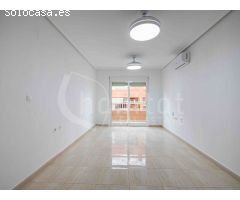 Apartamento de dos dormitorios con solárium y piscina comunitaria en alquiler en