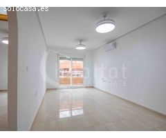 Apartamento de dos dormitorios con solárium y piscina comunitaria en alquiler en