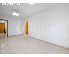 Apartamento de dos dormitorios con solárium y piscina comunitaria en alquiler en