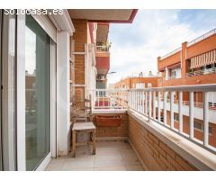 Apartamento de dos dormitorios con solárium y piscina comunitaria en alquiler en
