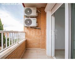 Apartamento de dos dormitorios con solárium y piscina comunitaria en alquiler en