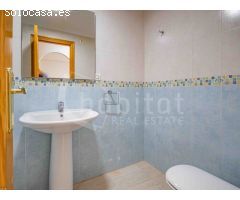 Apartamento de dos dormitorios con solárium y piscina comunitaria en alquiler en