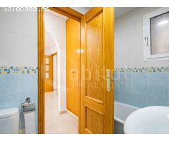 Apartamento de dos dormitorios con solárium y piscina comunitaria en alquiler en