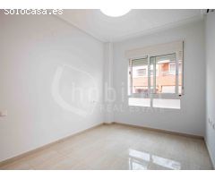 Apartamento de dos dormitorios con solárium y piscina comunitaria en alquiler en