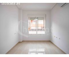 Apartamento de dos dormitorios con solárium y piscina comunitaria en alquiler en