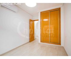 Apartamento de dos dormitorios con solárium y piscina comunitaria en alquiler en