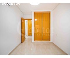 Apartamento de dos dormitorios con solárium y piscina comunitaria en alquiler en
