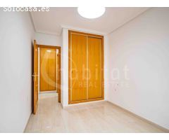 Apartamento de dos dormitorios con solárium y piscina comunitaria en alquiler en