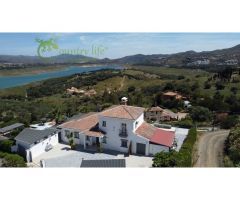 VIÑUELA (VIN063): EL MAYORDOMO ES UN ELEGANTE Y MODERNO CHALET A ORILLAS DEL