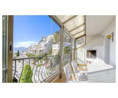 CASA MEDIANERA CON VISTAS ESPECTACULARES AL MAR