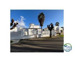 Casa con piscina y amarre 12.25 x 3 cerca del mar en venta en Empuriabrava