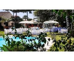 Gran recinto para eventos y celebraciones frente al mar con piscina, jardín