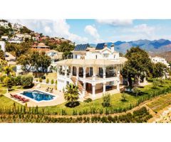 Impresionante villa con casa de invitados, jardín, amplias terrazas y piscina