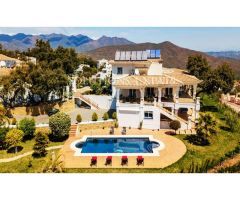 Impresionante villa con casa de invitados, jardín, amplias terrazas y piscina