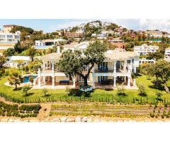 Impresionante villa con casa de invitados, jardín, amplias terrazas y piscina