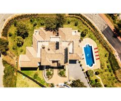 Impresionante villa con casa de invitados, jardín, amplias terrazas y piscina