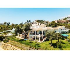Impresionante villa con casa de invitados, jardín, amplias terrazas y piscina