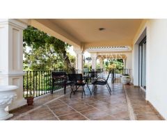 Impresionante villa con casa de invitados, jardín, amplias terrazas y piscina