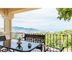 Impresionante villa con casa de invitados, jardín, amplias terrazas y piscina