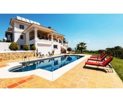 Impresionante villa con casa de invitados, jardín, amplias terrazas y piscina
