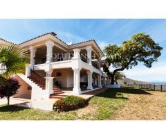 Impresionante villa con casa de invitados, jardín, amplias terrazas y piscina
