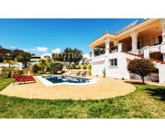 Impresionante villa con casa de invitados, jardín, amplias terrazas y piscina