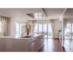 Impresionante villa con casa de invitados, jardín, amplias terrazas y piscina