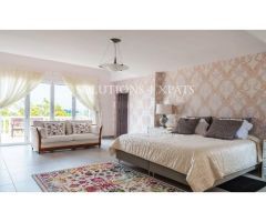 Impresionante villa con casa de invitados, jardín, amplias terrazas y piscina