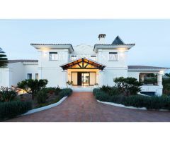 Impresionante villa con casa de invitados, jardín, amplias terrazas y piscina