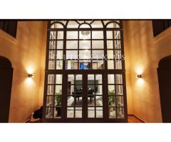 Impresionante villa con casa de invitados, jardín, amplias terrazas y piscina