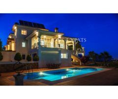 Impresionante villa con casa de invitados, jardín, amplias terrazas y piscina