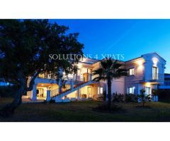 Impresionante villa con casa de invitados, jardín, amplias terrazas y piscina