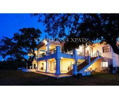 Impresionante villa con casa de invitados, jardín, amplias terrazas y piscina