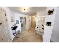 Luminoso ático de 3 dormitorios y 2 cuartos de baño en urb. privada con jardines