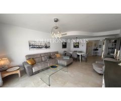 Luminoso ático de 3 dormitorios y 2 cuartos de baño en urb. privada con jardines