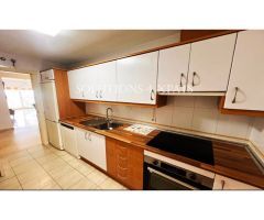Luminoso ático de 3 dormitorios y 2 cuartos de baño en urb. privada con jardines