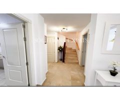 Luminoso ático de 3 dormitorios y 2 cuartos de baño en urb. privada con jardines