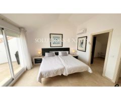 Luminoso ático de 3 dormitorios y 2 cuartos de baño en urb. privada con jardines