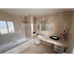 Luminoso ático de 3 dormitorios y 2 cuartos de baño en urb. privada con jardines