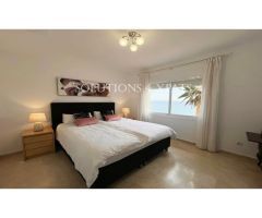 Luminoso ático de 3 dormitorios y 2 cuartos de baño en urb. privada con jardines