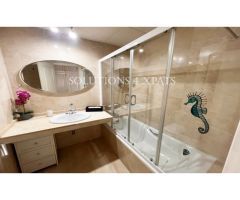 Luminoso ático de 3 dormitorios y 2 cuartos de baño en urb. privada con jardines