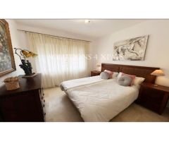 Luminoso ático de 3 dormitorios y 2 cuartos de baño en urb. privada con jardines