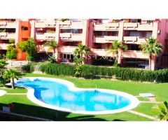 Luminoso ático de 3 dormitorios y 2 cuartos de baño en urb. privada con jardines