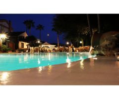 Gran recinto para eventos y celebraciones frente al mar con piscina, jardín