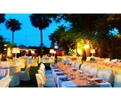Gran recinto para eventos y celebraciones frente al mar con piscina, jardín